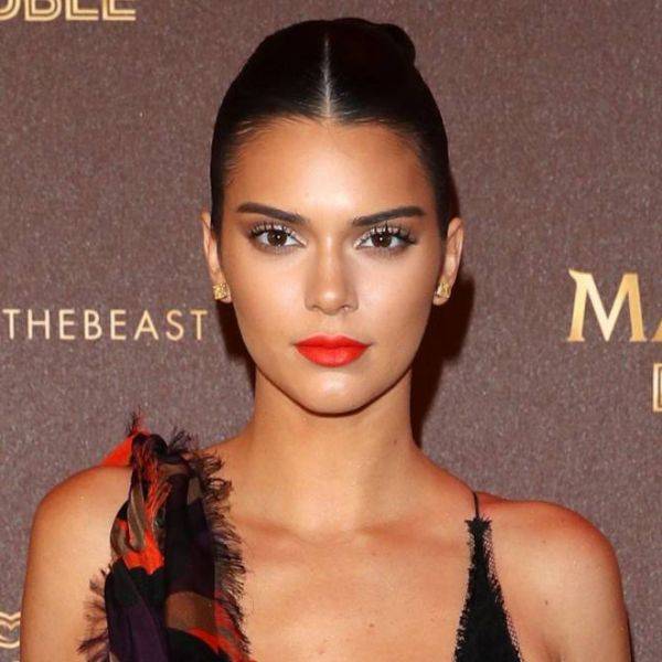 Kendall Jenner ousou no batom vermelho alaranjado para prestigiar o Festival de Cannes